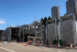 　大阪ガスが公開したｅ-メタンの試験設備＝１０日午前、新潟県長岡市