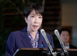 　オマーンのハイサム国王との電話会談後、記者団の取材に応じる高市首相＝１０日午後、首相官邸