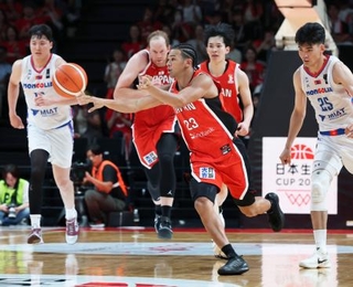 　日本-モンゴル　第２クオーター、パスを出すハーパー＝ＳＡＧＡアリーナ