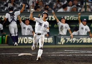 　天理-福山　４回表、左越えに先制本塁打を放ち一塁を回る天理・金本＝甲子園