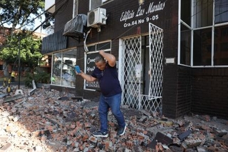 　１０日、コロンビア西部で発生した地震後、建物から離れる男性（ＡＰ＝共同）