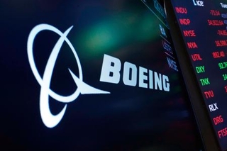 　ニューヨーク証券取引所のスクリーンに表示された米ボーイングのロゴ＝２０２１年７月（ＡＰ＝共同）