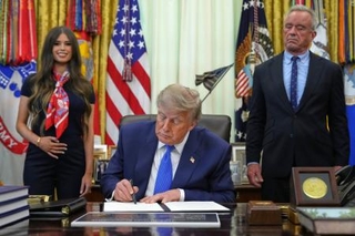 　ワクチン接種に関する大統領令に署名するトランプ米大統領＝１０日、ワシントン（ＡＰ＝共同）