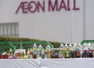 　爆発で犠牲者が出た「イオンモール熊本」に供えられた飲み物や花束＝１０日、熊本県嘉島町