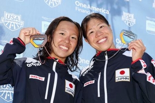 　女子１０キロで２位となりメダルを掲げる蝦名愛梨（右）と３位の梶本一花＝ロングビーチ（共同）