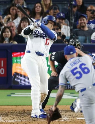 　ロイヤルズ戦の７回、中前打を放つドジャース・大谷＝ロサンゼルス（共同）