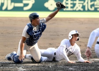 　履正社-享栄　１回裏享栄２死一、二塁、永谷の左前打で二走森迫が本塁を狙うがタッチアウト。捕手三木＝甲子園