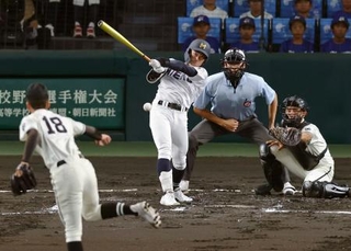 　松商学園-三重　１回裏三重１死一、二塁、福田が中前に先制打を放つ＝甲子園