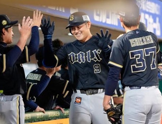 　５回、２ランを放ちナインに迎えられるオリックス・野口（中央）＝楽天モバイルパーク