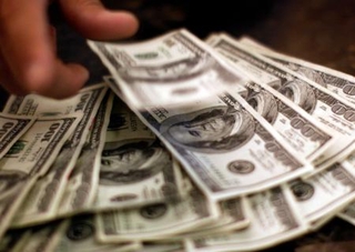 　米ドル紙幣（ロイター＝共同）