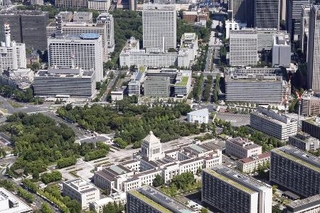 　東京・霞が関の官庁街。下は国会議事堂