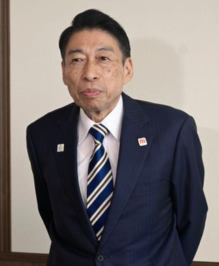 　記者団の取材に応じる福岡県の服部誠太郎知事＝１２日午前、福岡県庁