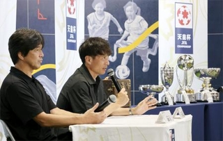 　サッカー天皇杯全日本選手権の歴史などを振り返るイベントに登壇した日本サッカー協会の宮本恒靖会長（右）と名波浩さん＝１２日、東京都内