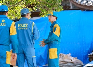 　地震で被災した熊本県八代市を訪れ被害などを視察する警察庁の楠芳伸長官（右）＝１２日午後