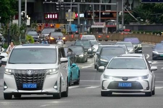 　北京市内を走る車＝７月（共同）