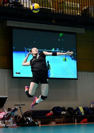 　バレーボール女子日本代表の合宿で汗を流す主将の石川真佑＝味の素ナショナルトレーニングセンター