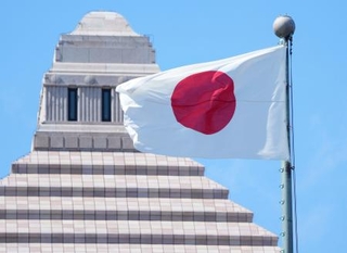 　国会議事堂に掲げられた日本国旗