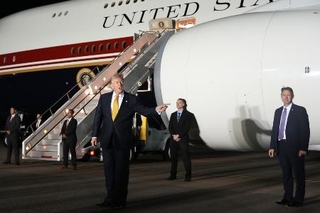 　トルコからの帰路、中継地の英国の基地で航空機を乗り換えるトランプ米大統領＝７月８日（ＡＰ＝共同）