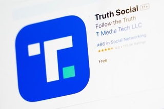 　トランプ米大統領が創設した交流サイト（ＳＮＳ）「トゥルース・ソーシャル」のアプリ＝２０２４年３月（ＡＰ＝共同）