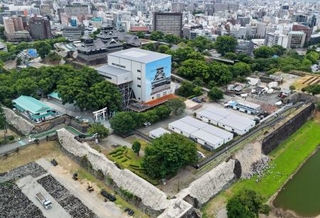 　熊本城。右下は崩れた石垣＝１０日、熊本市