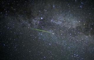 　「ペルセウス座流星群」が出現のピークを迎え、新潟県佐渡市で見られた流れ星＝１２日夜（１０秒露光）