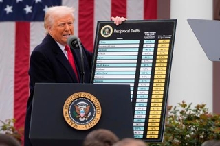 　「相互関税」について発表するトランプ米大統領＝２０２５年４月、ワシントン（ＡＰ＝共同）