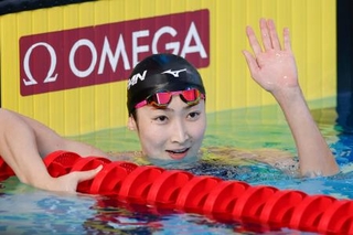 　女子５０メートルバタフライ決勝のレースを終え、声援に応える池江璃花子。２５秒９６で６位だった＝アーバイン（共同）