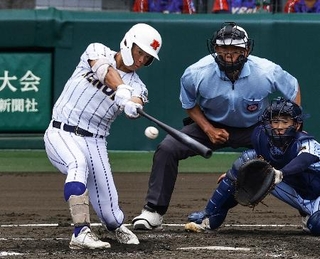 　東海大甲府-健大高崎　５回裏健大高崎１死一、二塁、佐藤が右前に先制打を放つ。捕手岡田＝甲子園