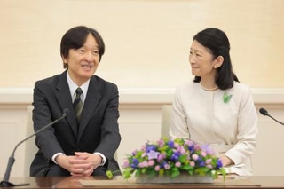 　パラグアイ訪問を前に記者会見される秋篠宮ご夫妻＝１３日午前、東京・赤坂御用地の赤坂東邸（代表撮影）