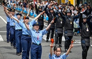 　「よさこい祭り」で踊りを披露する制服姿の警察官ら＝１０日、高知市