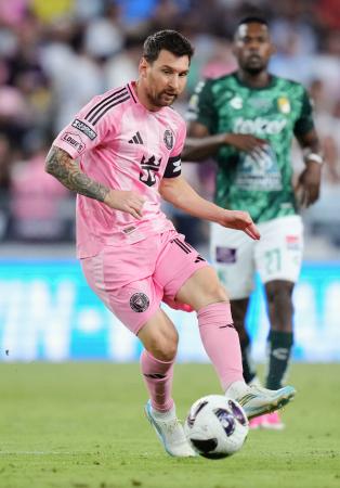 　レオンとのサッカーのカップ戦でプレーするマイアミのリオネル・メッシ選手＝１２日、米マイアミ（ゲッティ＝共同）