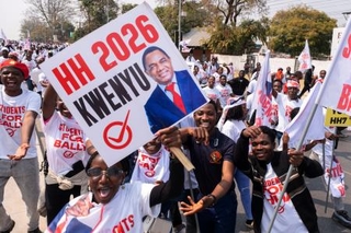 　ザンビアのヒチレマ大統領を支持する人々＝１０日、首都ルサカ（ＡＰ＝共同）