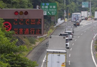 　えびのＩＣまでの一般車両の通行止めが続き、一般道に降りる車で渋滞する九州自動車道の松橋ＩＣ＝４日、熊本県宇城市