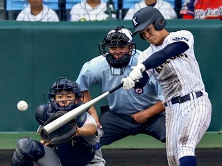 　青森山田-東日本国際大昌平　５回裏東日本国際大昌平２死二、三塁、金沢匠が中前に２点打を放つ。捕手沖野＝甲子園