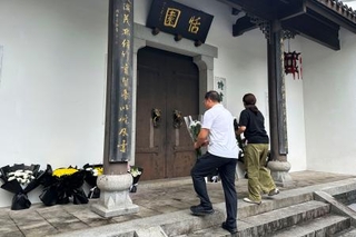 　中国湖南省長沙市の朱鎔基元首相の旧居に献花する人たち＝１３日（共同）