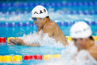 　男子２００メートル個人メドレー決勝　２分１秒１１で優勝した八王子学園八王子・水町騎士の平泳ぎ＝インフロニア草津アクアティクスセンター