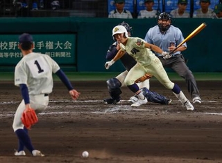 　大分商-英明　９回表英明１死三塁、池田が中前に適時打を放つ。投手平田、捕手伊東＝甲子園