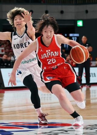 　日本-韓国　第３クオーター、攻め込む田中（右）＝有明アリーナ