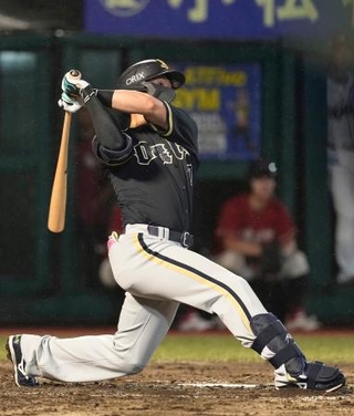 　５回オリックス２死二塁、西川が右越え２ランを放つ＝楽天モバイルパーク