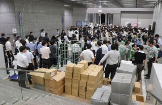 　帰宅困難者向けに開放された千葉県庁の一時滞在場所＝１３日午後１１時３７分