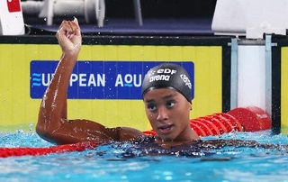 　競泳の欧州選手権、女子５０ｍ背泳ぎ決勝で世界新記録を出したサラ・クルティス＝１３日、パリ（ロイター＝共同）