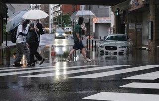 　大雨の影響で冠水した千葉市内の道路＝１４日午前５時１８分