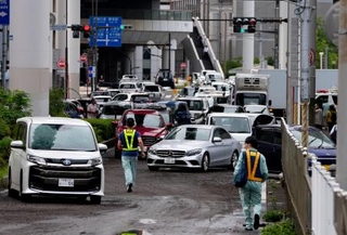 　大雨の影響で立ち往生した車両＝１４日午前８時４分、千葉市