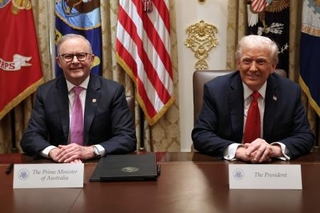 　オーストラリアのアルバニージー首相（左）とトランプ米大統領＝２０２５年１０月、ワシントン（ゲッティ＝共同）