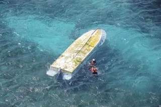 　沖縄県名護市辺野古沖で転覆した船「平和丸」＝３月１６日（第１１管区海上保安本部提供）