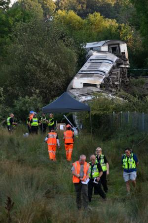 　１３日、英南部ルイスの列車脱線現場に駆けつけた救急隊員（ゲッティ＝共同）