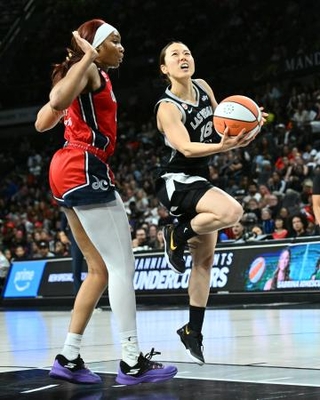 　ミスティックス戦でドライブするエースズの山本麻衣＝１３日、ラスベガス（ＮＢＡＥ提供・ゲッティ＝共同）