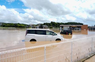 　大雨で水に漬かった千葉県大網白里市内＝１４日午前１１時２４分