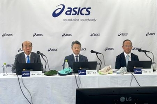 　記者説明会を開いたアシックスの広田康人会長（左）ら＝１４日午後、神戸市