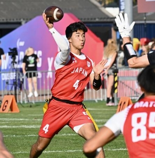 　フラッグフットボール男子のカナダ戦でプレーする谷口＝デュッセルドルフ（共同）